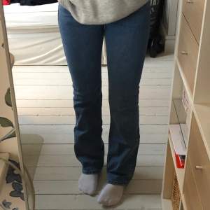 Skitsnygga lågmidjade jeans från Bikbok i storlek W26 L32 i superbra skick, som ny! 🤍