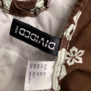 En sommar klänning som är väldigt fin att han på sig,väldigt tajt och man ska knyta den runt nacken🤎 - Väldigt skön att ha på sig på sommaren. 