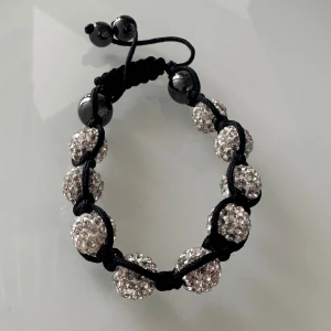 Snyggt armband 😻 - Passar till allt och alla tillfällen! Nyskick, elegant och stilren. 