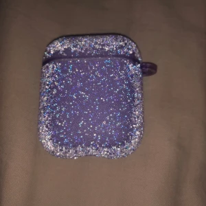 AirPods case  - Använd några gånger  Passar bra 