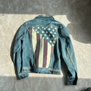 Jeansjacka - Skit cool jeans jacka, perfekt nu till våren!! Jättebra skick! 