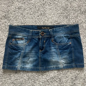 Jeanskjol - Supersnygg jeanskjol från Diesel, lågmidjad. Säljer då den är för liten för mig. Mått: midja 42 cm & längd 26 cm 🫶