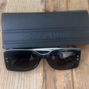 Dior solglasögon  - Säljer dessa asballa solglasögon ifrån dior som inte längre kommer till användning, självklart äkta, skriv för mer frågor 