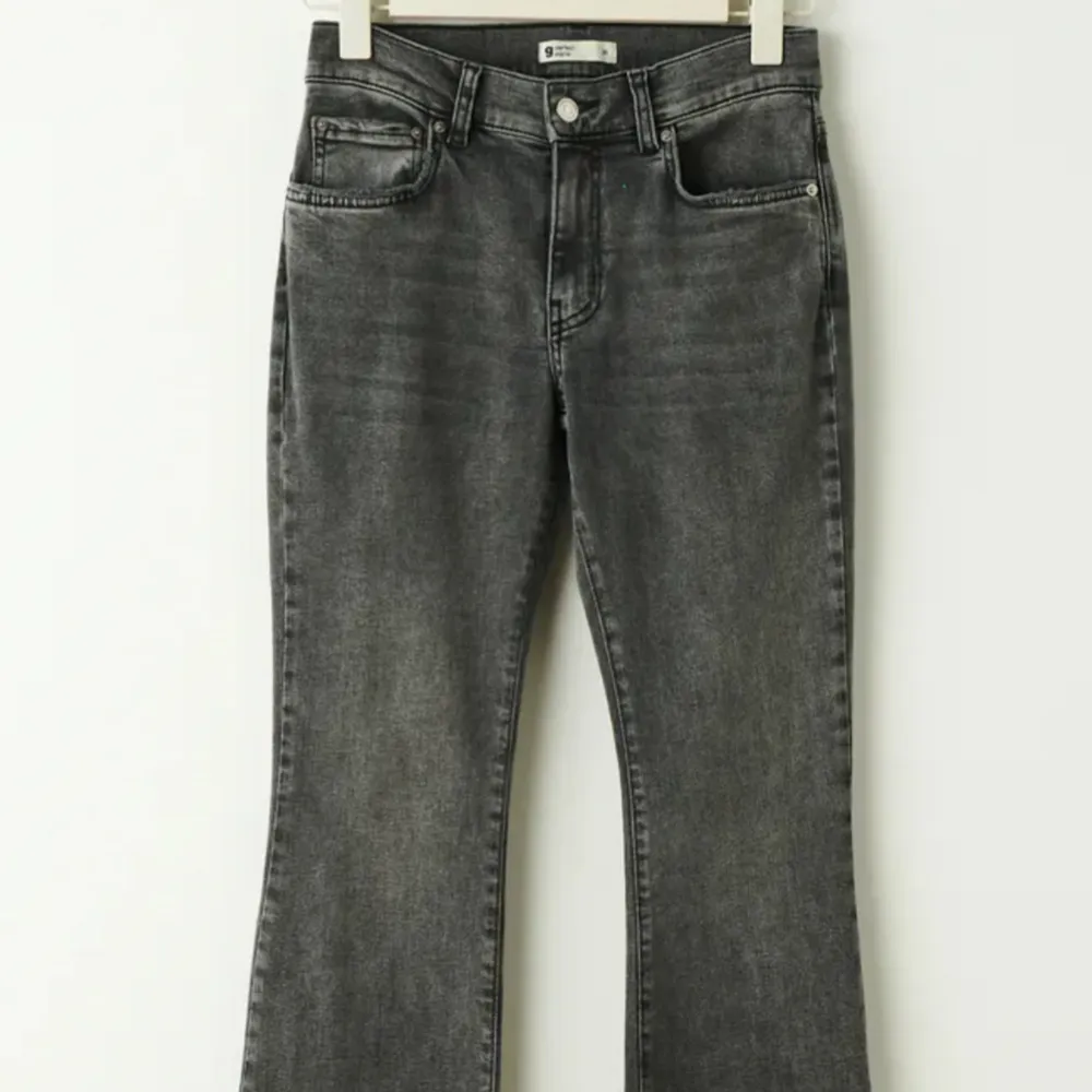 Säljer mina bootcut jeans då det inte kommer till användning. Slutsålda på hemsidan. Köpta för 499kr säljer för 200kr 💓  (FRAKT INGÅR INTE 59kr)  . Jeans & Byxor.