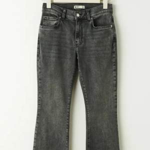 Säljer mina bootcut jeans då det inte kommer till användning. Slutsålda på hemsidan. Köpta för 499kr säljer för 200kr 💓  (FRAKT INGÅR INTE 59kr)  