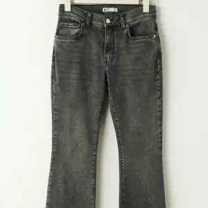 Säljer mina bootcut jeans då det inte kommer till användning. Slutsålda på hemsidan. Köpta för 499kr säljer för 250kr 💓  (FRAKT INGÅR INTE)  