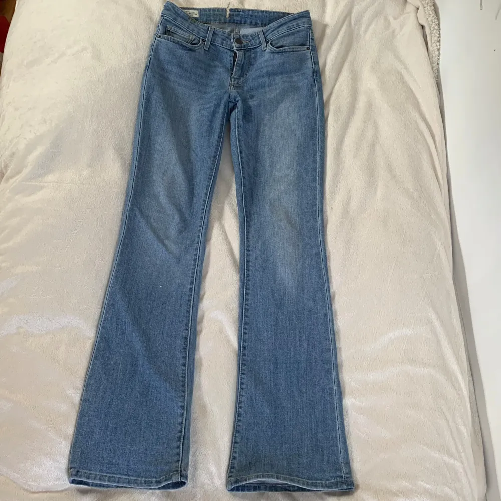 Säljer då de ej kommer till användning. Storlek 26/32. Midjemåttet är 35 cm rakt över och innerbenslängd är 81 cm💞jeansen är relativt stretchiga🥰. Jeans & Byxor.