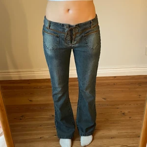 Lågmidjade jeans  -  Midjemått( rätt över): 44cm  Inerbenslängd: 81cm   Köp dem via ”KÖP NU” eller Swish  Modellen är 170 cm, inga defekter 💕