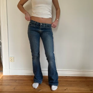 Lågmidjade miss sixty  - Midjemått( rätt över): 35cm  Inerbenslängd: 76cm   Köp dem via ”KÖP NU” eller Swish  Modellen är 170 cm, inga defekter 💕   