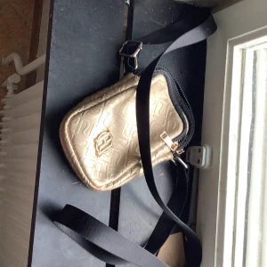 fin handväska - Den är jätte rent knappt använd och matchar nästan till allt 