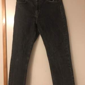 Topshop demin jeans, i fint skick, sparsamt använda, och är som nya. Passar storlek S. Klicka på köp nu  