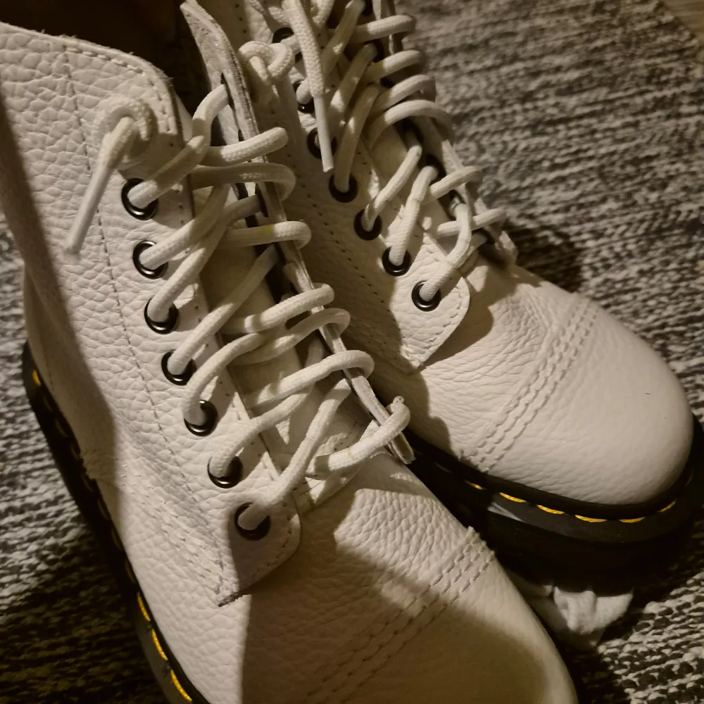 Äkta vita doc martens . Skor.