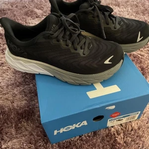 löparskor Hoka Ahari 6 wide i nyskick - Nya (testade en gång men för små) Stl 36 2/3 Dämpning, för pronering Finns i Halmstad (Kan levereras vid området) Först till kvarn  Kan fraktas emot fraktkostnaden Både Swish & Kontant Fungerar👍🏼
