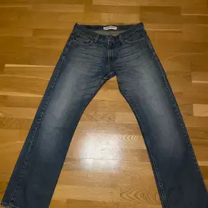 Jättesnygga Levis 514 jeans i storlek 34/32. Dem är använda en del men fortfarande i mycket bra skick. Enda defekten är lappen som gått sönder lite men annars är dem hela.