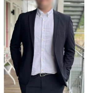 Marinblå kostym - En fin marinblå kostym som är endast använd 2 gånger. Kostymen är i ett mycket bra skick och är i storlek 58. Passar perfekt för student, bröllop osv.  Märket är Lindbergh och är i färgen blå/navy. 💙