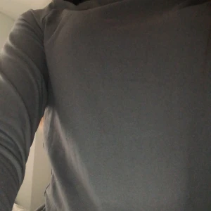 Grå långärmad tröja - Säljer den här fina långärmade gråa tröjan. Jag gillar den och älskar materialet men jag har vanligt vis xs eller S och den är i am därav säljer jag den eftersom att den är för stor. Kontakta Järna vid frågor☺️☺️🩷🩷🩷