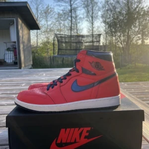 Air Jordan 1 David Letterman i nyskick - Skorna är använda två gånger - men i nyskick  Storlek 47,5  Finns även tillhörande  röda skosnören  Finns i Halmstad (Kan levereras vid området) Först till kvarn  Kan fraktas emot fraktkostnaden Både Swish & Kontant Fungerar👍🏼