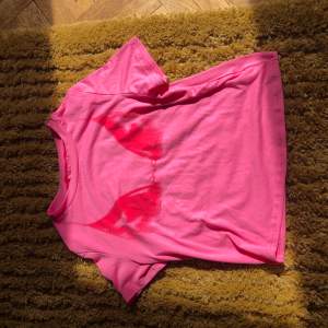 En rosa kortare T-shirt med mörkrosa bikini format tryck