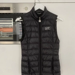 Armani väst EA7 - Säljer nu min EA7 Armani väst i storlek 34/36 dvs XS/S men passar även större om den inte stängs och hålls öppen. Slim fit. Skit snygg i svart färg, super fräsch använd enstaka gånger bara.  Nypris ca 2000-3000 Säljs nu för 499  Först till kvarn 🤝
