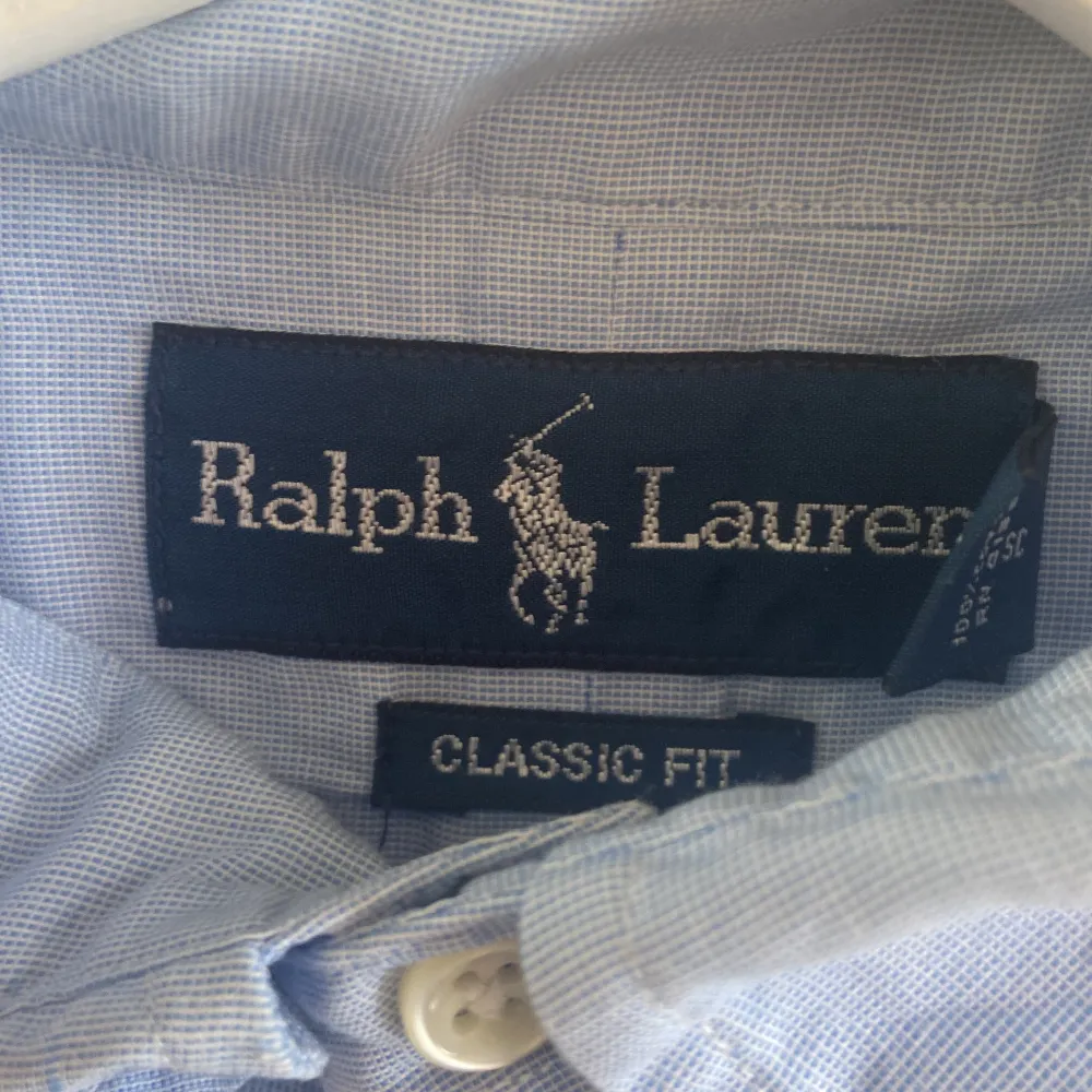 Perfekt Ralph lauren skjorta till sommaren! Skjortan är i fint skick och är äkta. . Skjortor.