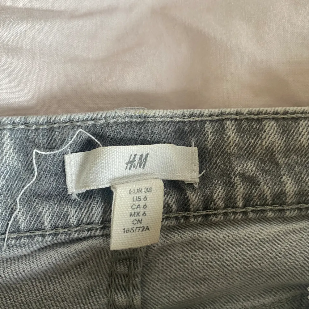 Gråa midwaist jeans från H&M, storlek 38. Säljer pga för stora, använd 2 gånger!. Jeans & Byxor.