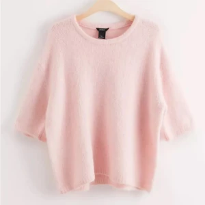 Stickad tröja🙌🏼✨ - Intressekoll på min jättefina stickade tröja från Lindex, storlek xs men skulle säga att den passar xs-m✨🙌🏼