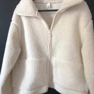 Teddyjacka  - Såååå fin teddyjacka ifrån hm, i jättebra skick! 💕storlek m. Priset kan diskuteras 💕