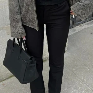Kostymbyxa - Säljer dessa kostymbyxor från BikBok i modellen Vilma!! Byxorna är i jättefint skick och i storlek 36. Nypris 499:- Skriv privat för egna bilder på💕