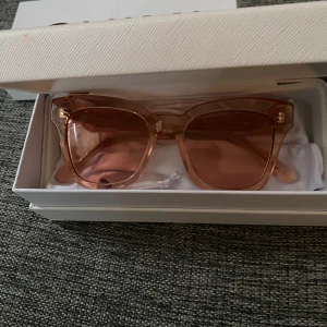 Chimi 07 - Säljer dessa rosa chimis i modell 07, i toppenskick! Alla tillbehör ingår(ask, etui, putsduk osv). Är endast använda ett fåtal gånger av mig, finns därav mindre repor, som dock bara syns om man kollar noggrant och närmre på glaset. 