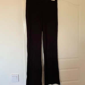 Svarta byxor från Gina Tricot  - Fina mysig byxor från Gina Tricot. I fint skick. Bootcut byxor