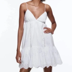 Zara klänning  - Så fin zara klänning som inte säljs längre. Aldrig använd så väldigt fint skick🤍