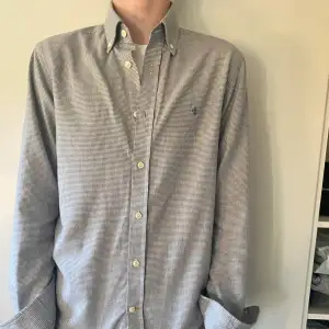 Säljer nu denna riktigt snygga skjorta ifrån Morris som är perfekt till sommaren. Modellen är ca 183. Inga defekter eller liknande. Bara att skriva vid frågor eller funderingar.