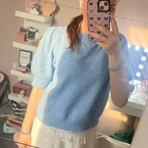 Blå tröja  - Blå kortärmad tröja från veromoda. Använd ca 2 gånger