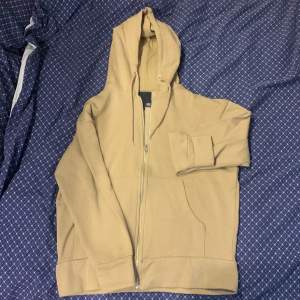 En superskönt brun/beige hoodie från lager 157 som är i helt nyskick och är aldrig använd, köparen står för frakt