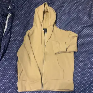 En superskönt brun/beige hoodie från lager 157 som är i helt nyskick och är aldrig använd, köparen står för frakt