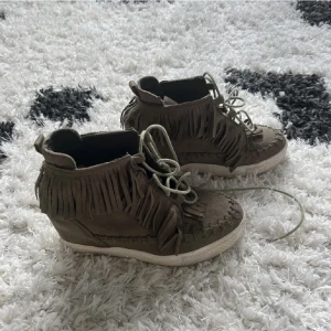 Frans skor - Jäte snygga fransskor köpta här på plick men har tyvärr itne komit till användning