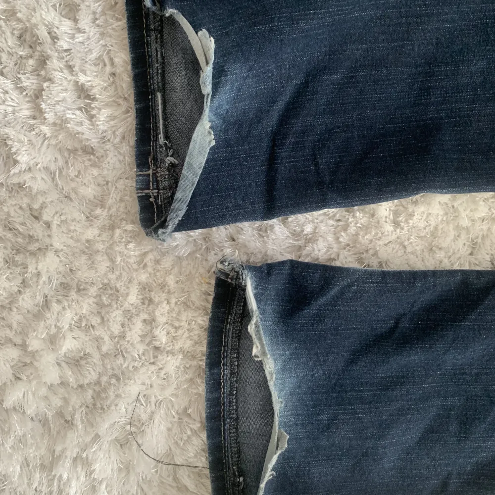 Super coola, inga defekter utom lite söndertrampade -> se sista bilden🥰 Oklart på storleken då de inte är svenska jeans☺️. Jeans & Byxor.