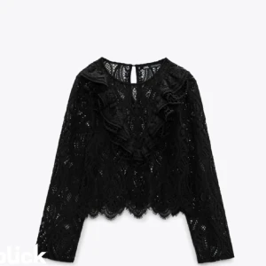 Spetsblus 😍😍 - Säljer denna superfina spetsblusen från zara. Väldigt bra sick. Säljer för att den inte kommer till användning. Storlek M men passas S/xs ❤️