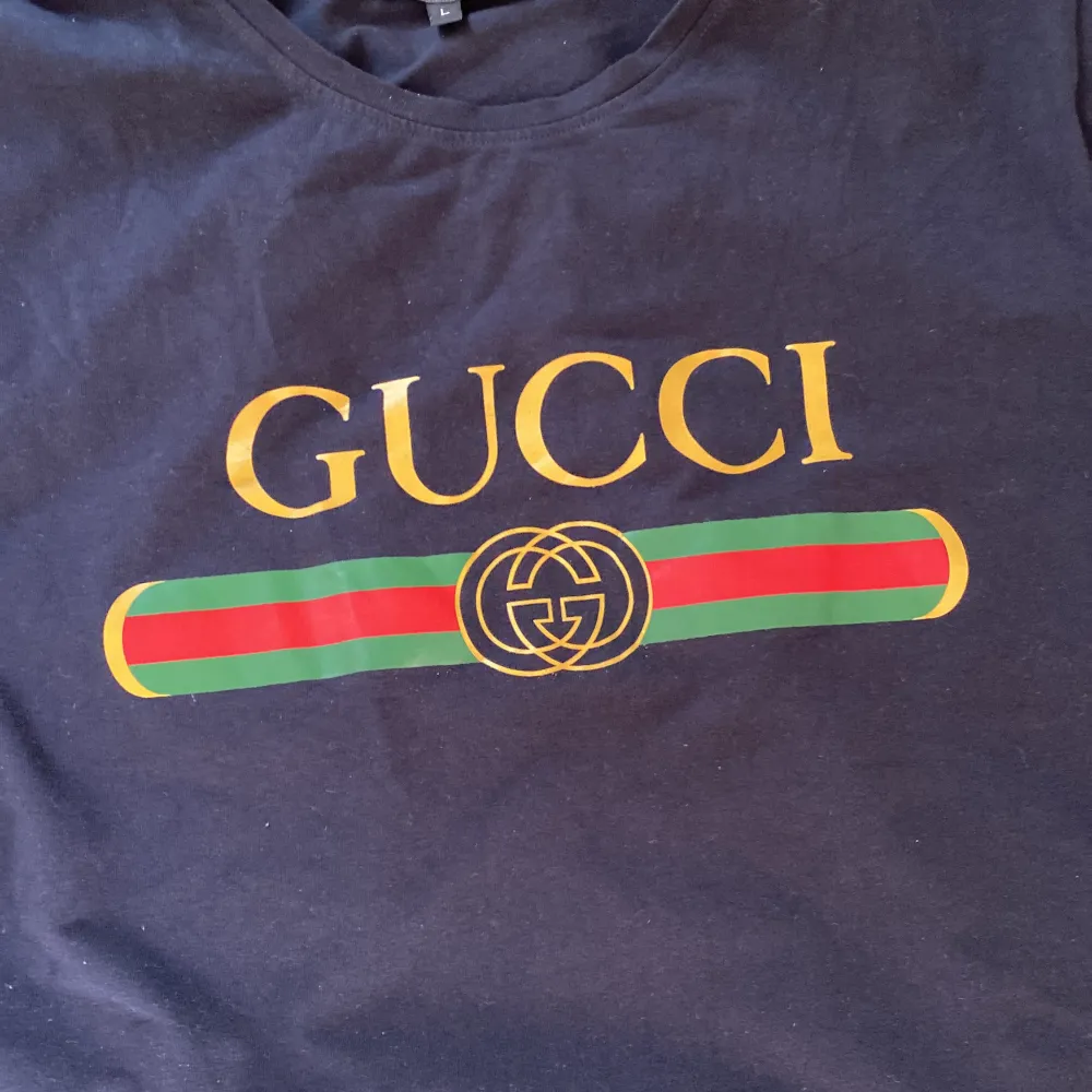 Gucci t shirt i ny skick,använd några gånger men tycke ej om den,storlek M fast står L,priset kan alltid diskuteras vid snabb affär. T-shirts.