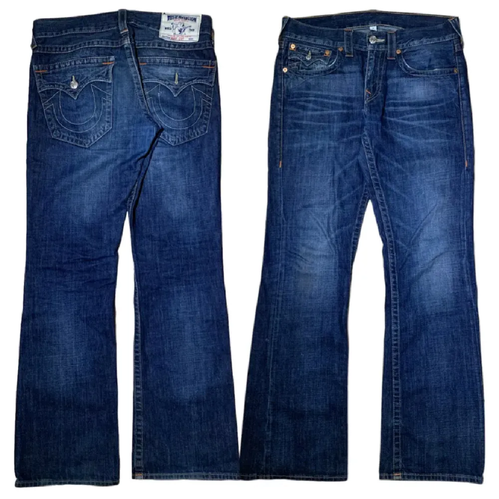 True Religion Jeans Bootcut i storlek W31. Saknar ena knappen på baksidan. modell är 180 cm. Mått: ytterbenslängd - 112 cm, midjemått 45cm, benöppning 25 cm . Jeans & Byxor.