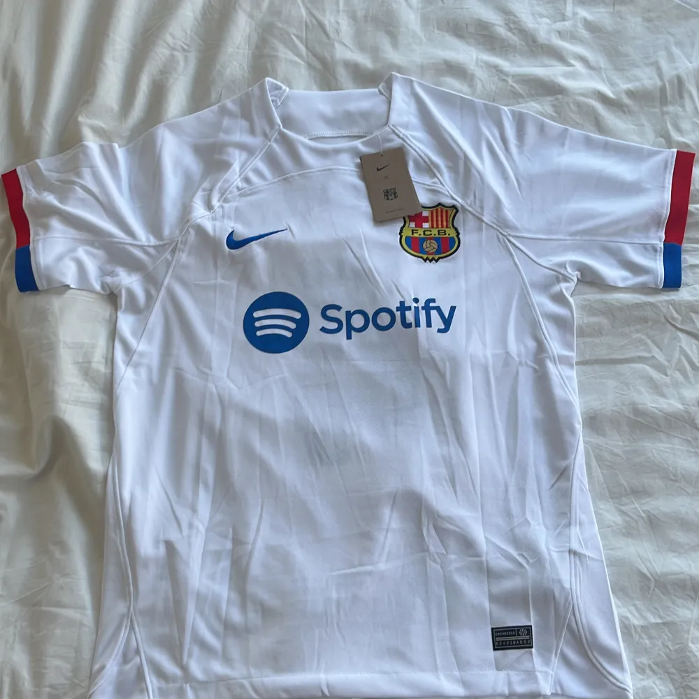 Helt ny Barcelona T-shirt, perfekt inför sommaren . T-shirts.