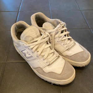 New Balance 550 vita/mocka - Säljer mina New Balance 550 som bara blivit sittande. Skorna är inköpta för 1800 och är i hyfsat skick och har mycket mer att ge. Skriv PM om intresserad, pris går att diskutera.