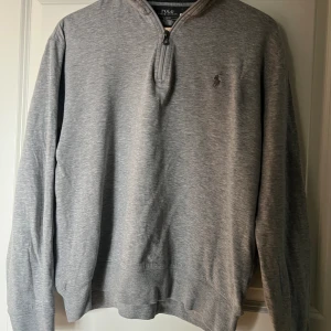 Half zip Tröja - Väldigt fin skick  Strorlek M  Köpt för 1500 Kan mötas upp Norrköping