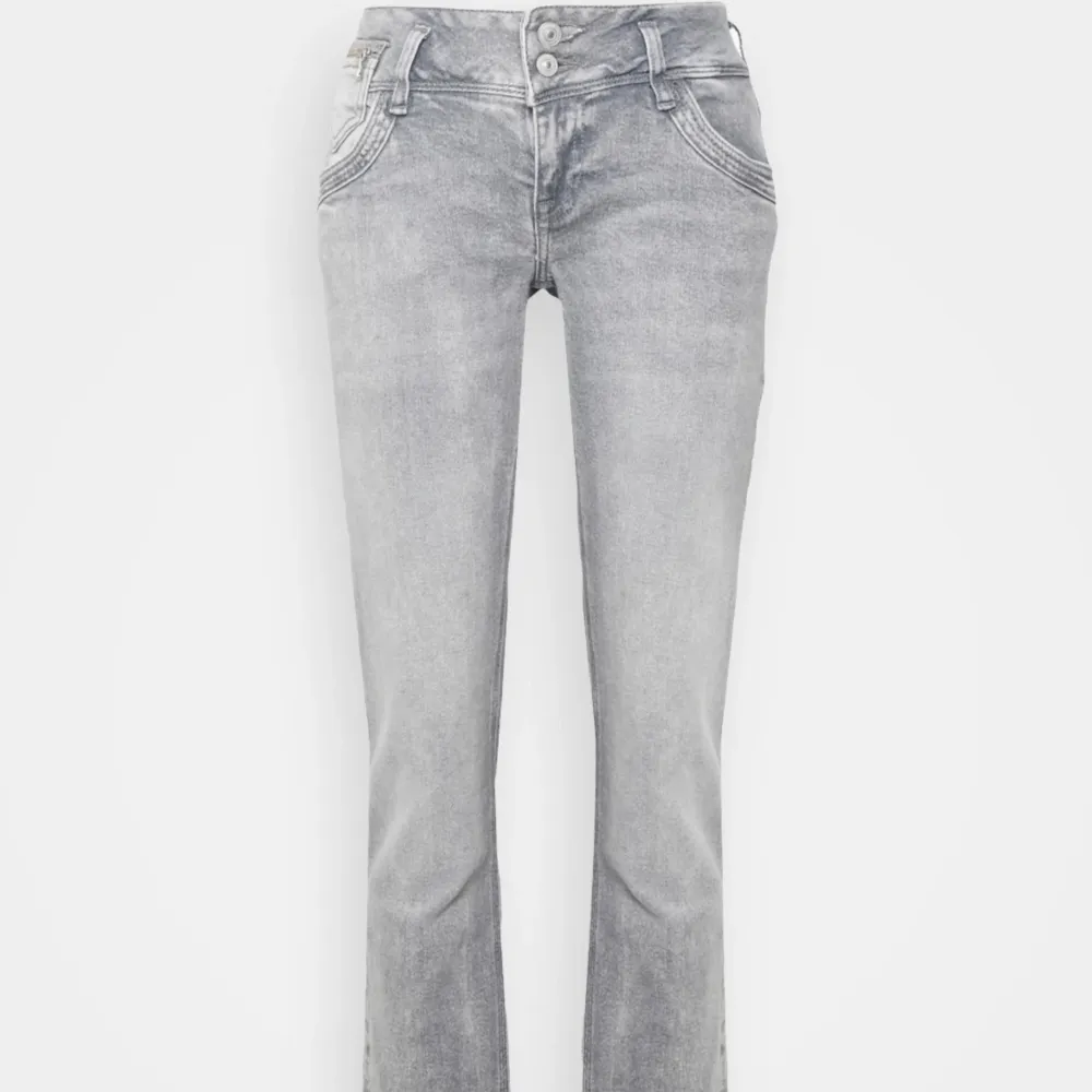 Vill gärna byta mina ltb jeans till en mindre storlek då jag har 29x30 vilket är försort för mig❤️ skriv gärna till mig om ni vill byta eller är intresserade att köpa! Bilder kan jag absolut skicka💕. Jeans & Byxor.