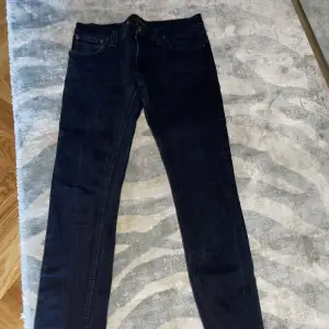 Säljer nu dessa snygga Nudie jeans i en skön mörkblå tvätt. Säljer eftersom att dom är för små. Storlek 32/32. Kom gärna med prisförslag eller skriv om ni har några frågor eller vill se mer bilder!☺️