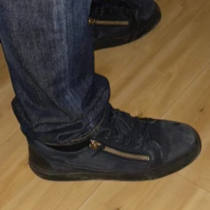 Guiseppe zanotii - Size 43, helt okej skick. För fler bilder skriv på annonsen.