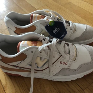 Helt nya New Balance 550 au lait  strl 41,5. - Knappt använda New Balance 550 au lait  strl 41,5. Nya NB 550 Au Lait/Brown. Skinnskor. Strl 41,5/us10w. Nypris 1999kr Nu: 300kr 