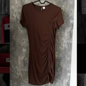 Jättefin brun klänning med en resår så den ”scrunchar” sig Använd 1 gång, nyskick