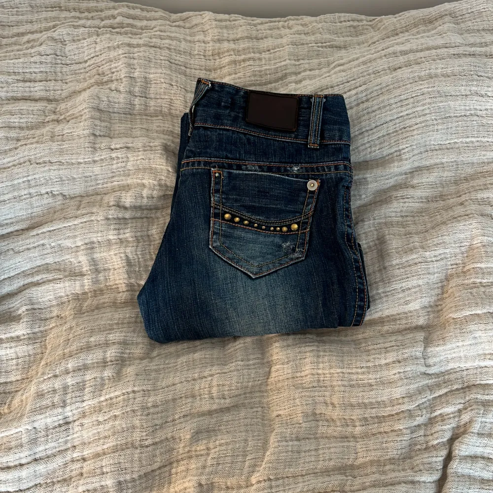 Jag säljer de här jeansen för de har blivit för små för mig😭skriv till mig om ni vill ha mer bilder❤️. Jeans & Byxor.