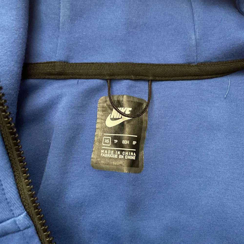 Helt ny Nike tech i färgen Blå Stolrek Xs passar även S. Tröjor & Koftor.